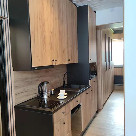 Zuzanna Apartamenty, Wczesniej Italia * Устронь